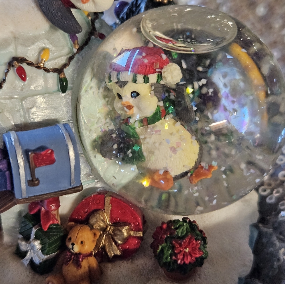 Charming Penguin Snow Globe - Picture 5 of 7